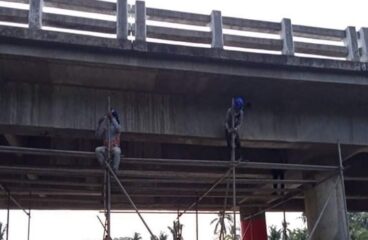 installation of scaffolding-under the bridge-rmbrci-manpower