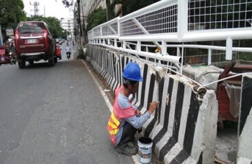 painting works at railings-palanca bridge-manpower-rmbrci